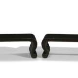 A PAIR OF LARGE BROWN LACQUER STANDS - фото 2