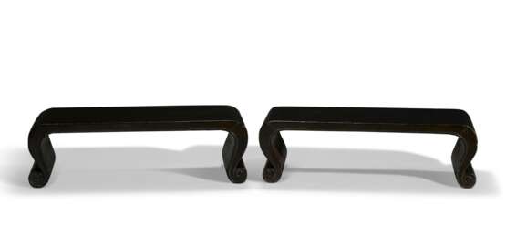 A PAIR OF LARGE BROWN LACQUER STANDS - Foto 3