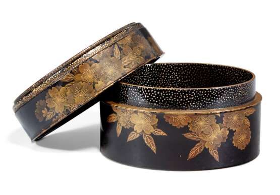 TWO JAPANESE GILT AND BLACK LACQUER BOXES AND COVERS - Foto 2