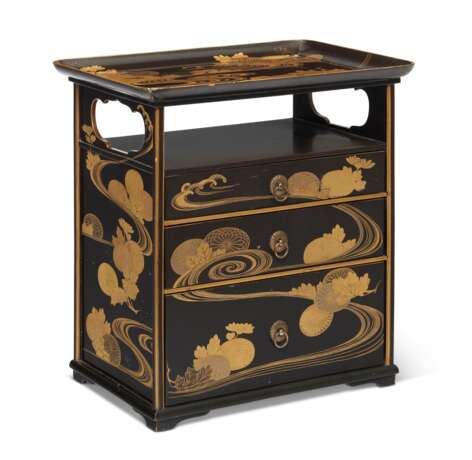 A JAPANESE GILT AND BLACK LACQUER SMALL TEA CHEST - фото 1