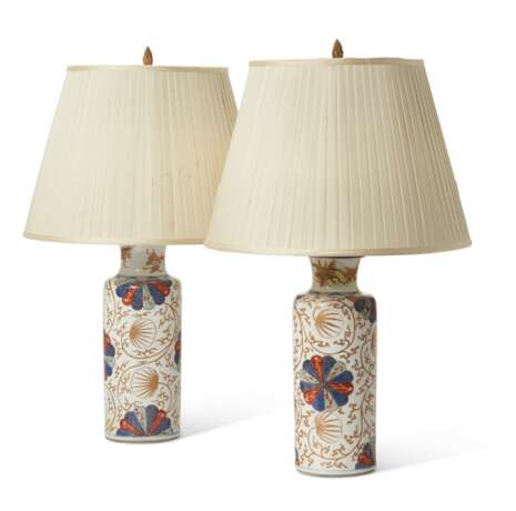A PAIR OF CHINESE EXPORT VERTE IMARI VASES, MOUNTED AS LAMPS - photo 1