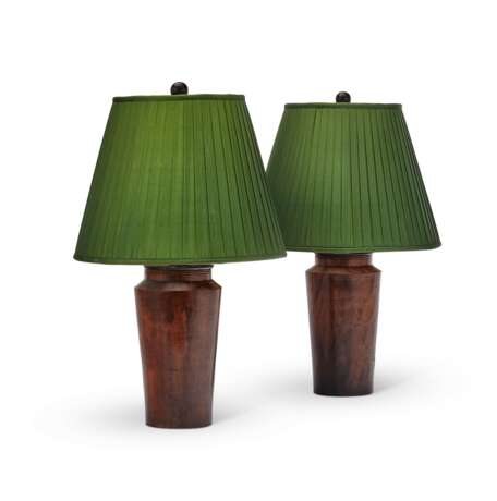 A PAIR OF TURNED WALNUT TABLE LAMPS - Foto 1