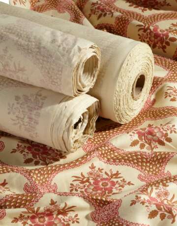 FIVE PARTIAL BOLTS OF PINK AND TAUPE PRINTED CREAM LINEN FABRIC - photo 1