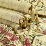 A LARGE QUANTITY OF INDIAN PATTERN POLYCHROME PRINTED YELLOW COTTON FABRIC - Foto 1
