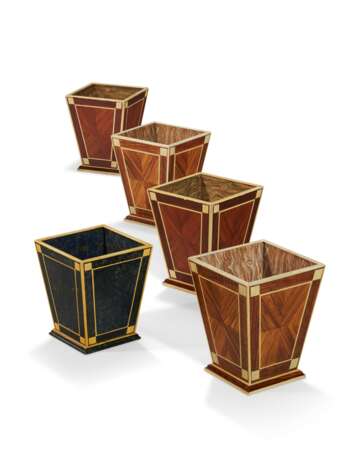 A GROUP OF FIVE FAUX AND CREAM PAINTED WASTE BASKETS - Foto 1