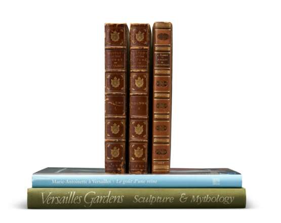 VERSAILLES – Group of 14 books on Versailles, its founding, decoration, and patronage, from Mrs. Wrightsman’s personal library. 20-21st centuries. 14 volumes, various sizes. Many in publisher’s bindings, some with original dust jackets, slip covers or arc - photo 1