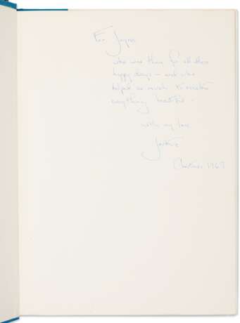 KENNEDYS – LINCOLN, Anne. The Kennedy White House Parties. New York: Viking Press, 1967.Inscribed by Jackie Kennedy to Mrs Wrightsman: “For Jayne, who was there for all these happy days – and who helped to much to make everything beautiful – with my love, - Foto 3