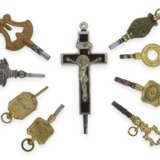 Taschenuhrenschlüssel: Sammlung seltener Spindeluhrenschlüssel, ca. 1680-1850, dabei Raritäten, wie z.B. ein Pietra Dura Mikromosaik und ein figürlicher Kreuzschlüssel mit Geheimfach - Foto 5