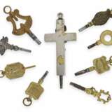 Taschenuhrenschlüssel: Sammlung seltener Spindeluhrenschlüssel, ca. 1680-1850, dabei Raritäten, wie z.B. ein Pietra Dura Mikromosaik und ein figürlicher Kreuzschlüssel mit Geheimfach - photo 6