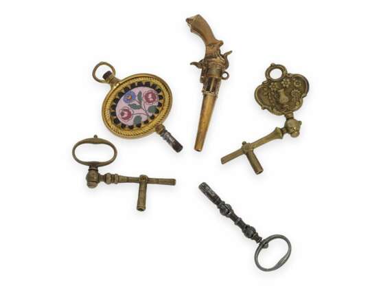 Taschenuhrenschlüssel: Sammlung seltener Spindeluhrenschlüssel, ca. 1680-1850, dabei Raritäten, wie z.B. ein Pietra Dura Mikromosaik und ein figürlicher Kreuzschlüssel mit Geheimfach - фото 1