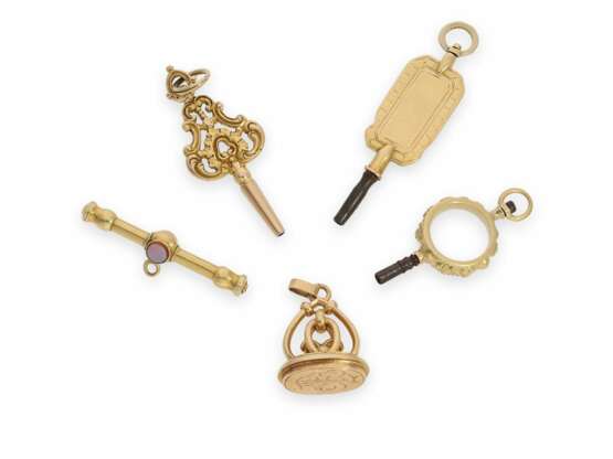 Taschenuhrenschlüssel: Konvolut von seltenen und ausgefallenen goldenen Spindeluhrenschlüsseln, ca.1780-1820 - фото 4