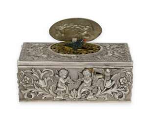 Singvogeldose: hochwertige Repoussé Silberdose mit Singvogelautomat, sog. Singing Bird Box, zugeschrieben Griesbaum 20. Jahrhundert.