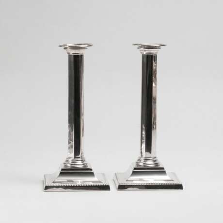 Ellis & Co.. Paar englischer Kerzenhalter in Säulen-Form - Foto 1