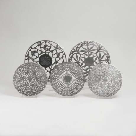 Fünf große Untersetzer mit floraler Silber-Auflage, unter anderem von Tiffany - Foto 1