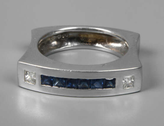 Moderner Ring mit Saphiren und Diamanten - photo 1