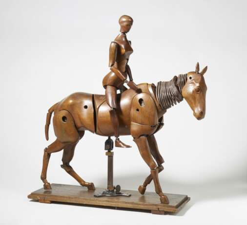 Bewegungsmodel eines Pferdes mit Reiterin - Foto 1