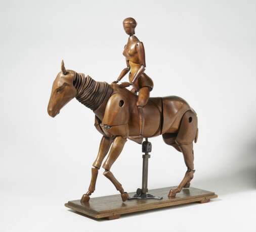 Bewegungsmodel eines Pferdes mit Reiterin - photo 2