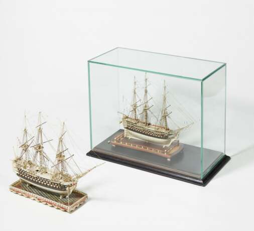 Zwei sog. Knochenschiffe. Modelle der HMS Barfleur - Foto 1
