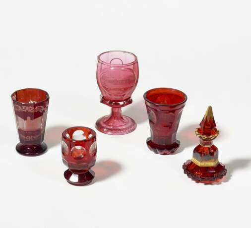 Vier Gläser und ein Flakon mit roter Farbbeize - Foto 1