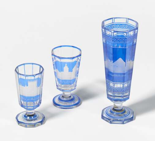 Drei blaue Gläser - Foto 1