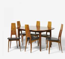 Sechs Stühle und ein ovaler Esstisch