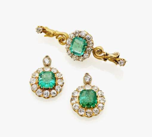 Brosche und ein Paar Ohrgehänge mit Smaragden und Diamanten - photo 1
