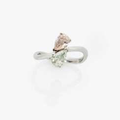 Vis a Vis Ring mit natürlichen light green und yellow-pink Diamanttropfen
