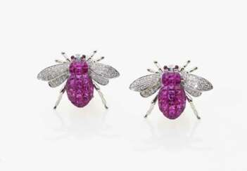 Ein Paar Ohrstecker "Bienenmotiv" mit Rubinen und Brillanten