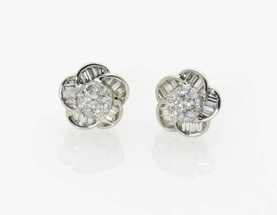 Ein Paar Ohrstecker in Blütenform mit Brillanten und Diamanten - Foto 1