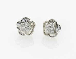 Ein Paar Ohrstecker in Blütenform mit Brillanten und Diamanten