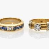 Zwei bandringartige Ringe mit Brillanten und Saphiren - photo 1