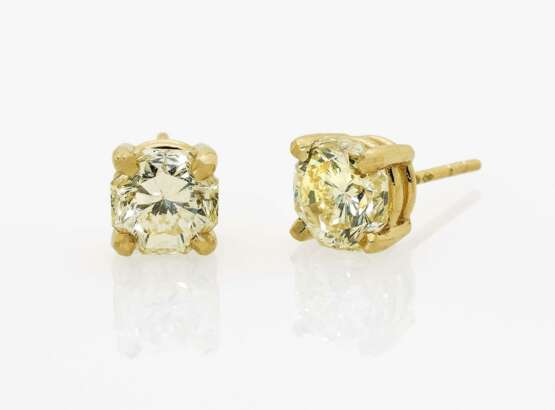 Ein Paar Ohrstecker mit fancy yellow Diamanten im Fire-Rose Cut - photo 1