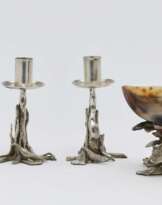 Ein Paar Leuchter, Achatschale und Korken 