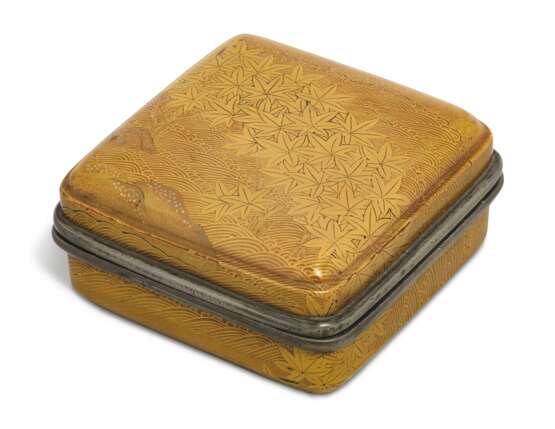 A SQUARE LACQUER INCENSE BOX (KOGO) WITH MAPLE LEAVES - фото 1