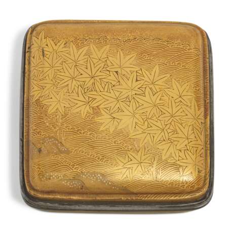 A SQUARE LACQUER INCENSE BOX (KOGO) WITH MAPLE LEAVES - Foto 2
