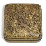 A SQUARE LACQUER INCENSE BOX (KOGO) WITH CHRYSANTHEMUM FLOWERS  - photo 2