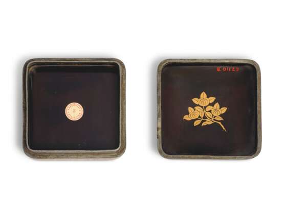 A SQUARE LACQUER INCENSE BOX (KOGO) WITH CHRYSANTHEMUM FLOWERS - Foto 3
