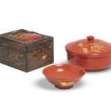 A SMALL RITSUO-STYLE LACQUER BOX (KOBAKO), A RED LACQUER BOWL WITH COVER (NIMONO WAN) AND A SMALL DISH (KOBACHI) - фото 1