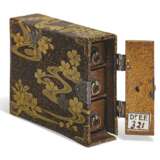 A SMALL LACQUER BOX CONTAINING THREE DRAWERS - Foto 1
