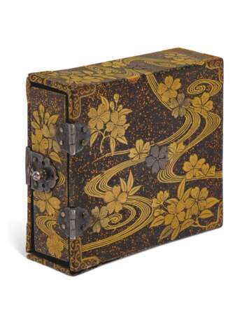 A SMALL LACQUER BOX CONTAINING THREE DRAWERS - photo 2