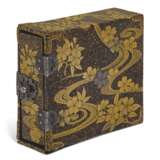 A SMALL LACQUER BOX CONTAINING THREE DRAWERS - фото 2