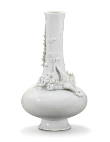 A CHINESE WHITE-GLAZED BOTTLE VASE WITH A COILED DRAGON - Foto 1