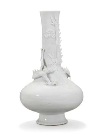 A CHINESE WHITE-GLAZED BOTTLE VASE WITH A COILED DRAGON - Foto 2
