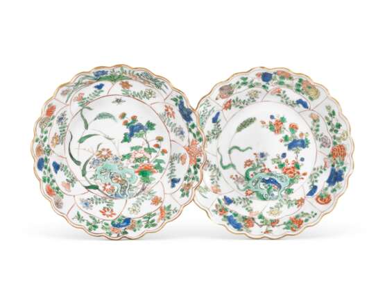 A PAIR OF CHINESE FAMILLE VERTE ‘FLOWER’ DISHES - photo 1