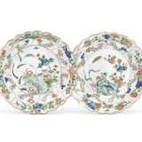 A PAIR OF CHINESE FAMILLE VERTE ‘FLOWER’ DISHES - Foto 1