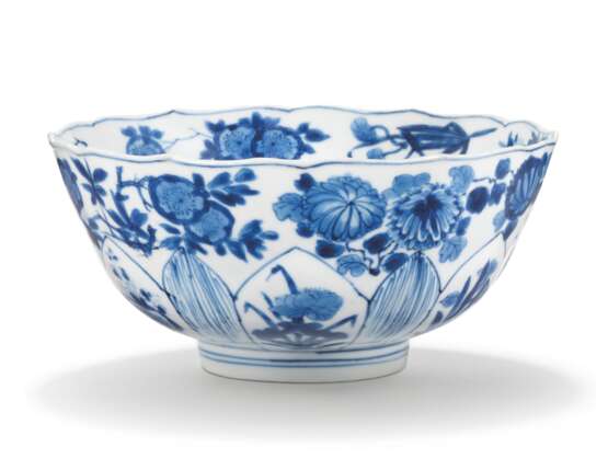 A CHINESE BLUE AND WHITE BOWL - photo 1