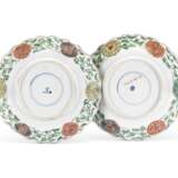 A PAIR OF CHINESE FAMILLE VERTE ‘FLOWER’ DISHES - photo 2