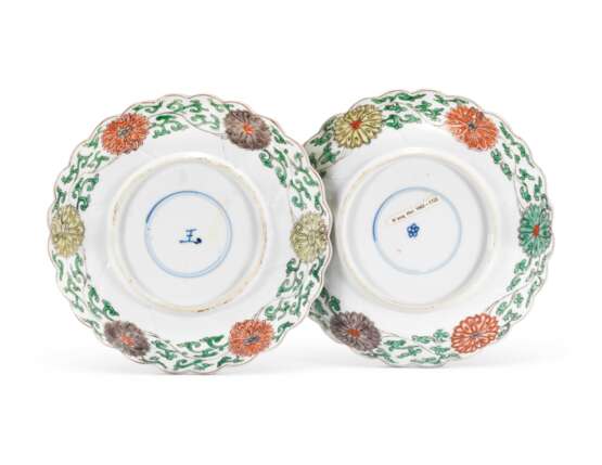 A PAIR OF CHINESE FAMILLE VERTE ‘FLOWER’ DISHES - Foto 2