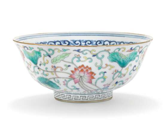 A CHINESE FAMILLE ROSE AND BLUE AND WHITE BOWL - фото 1