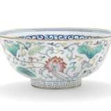 A CHINESE FAMILLE ROSE AND BLUE AND WHITE BOWL - Foto 1